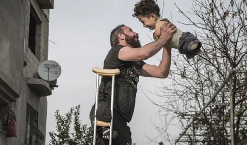 Una foto viral ayudó a una familia de refugiados sirios a viajar a Italia Munzir