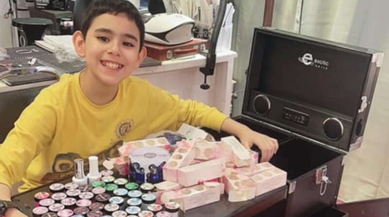 Tiene 10 años y hace manicuría para pagar la cirugía de su hermano: “Los haters son gente sin amor”