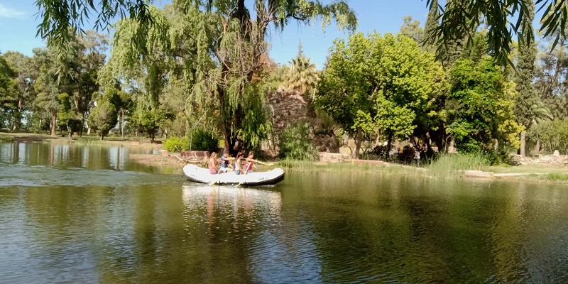 La Escuela de Rafting Municipal, a full en la Laguna del parqueMoreno