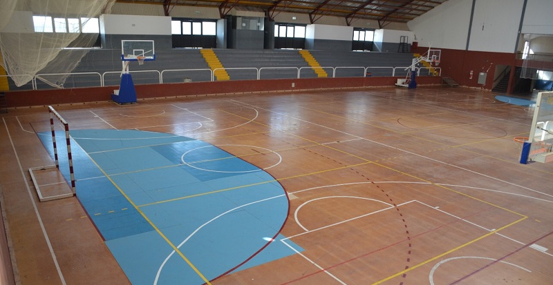 Se renueva el piso del estadio cubierto en el Polideportivo N° 2