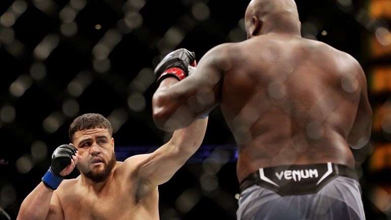 VIDEO: Noquean de un brutal codazo al peso pesado Derrick Lewis, el rey de los KO de la UFC