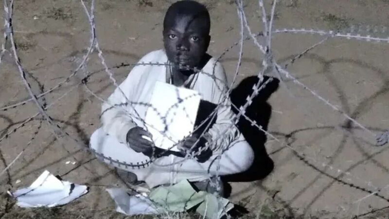 Congo: un nene pidió permiso para estudiar a la luz de una base militar y la foto recorre el mundo