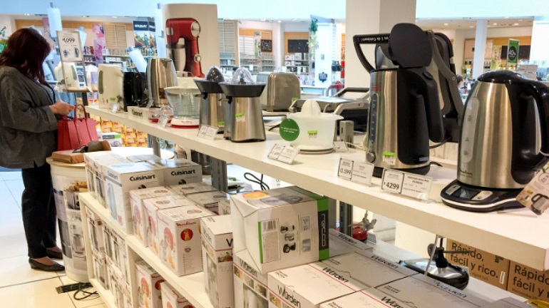 Ropa, electrodomésticos y alimentos: en qué productos la Argentina sigue siendo cara en dólares