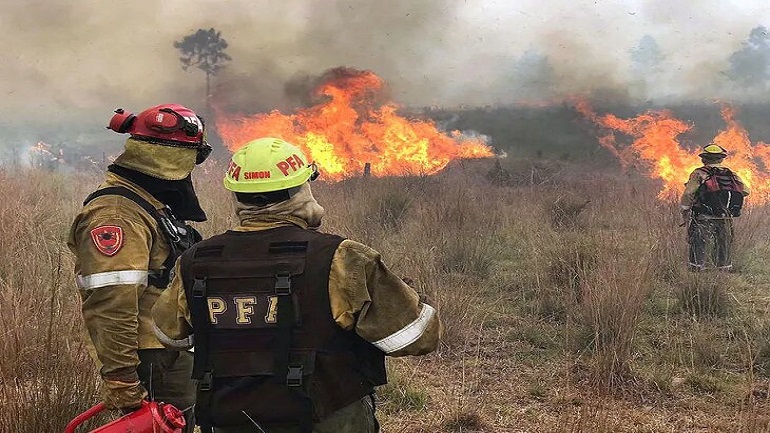 En medio de los incendios, el gobernador de Corrientes destina la misma cifra que recaudó Santi Maratea al carnaval