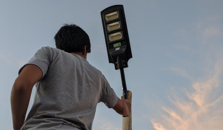 Instalaron luminares solares al pie de la Cuesta de los Terneros