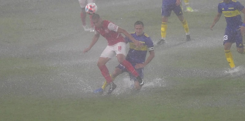 Empate caliente bajo un diluvio