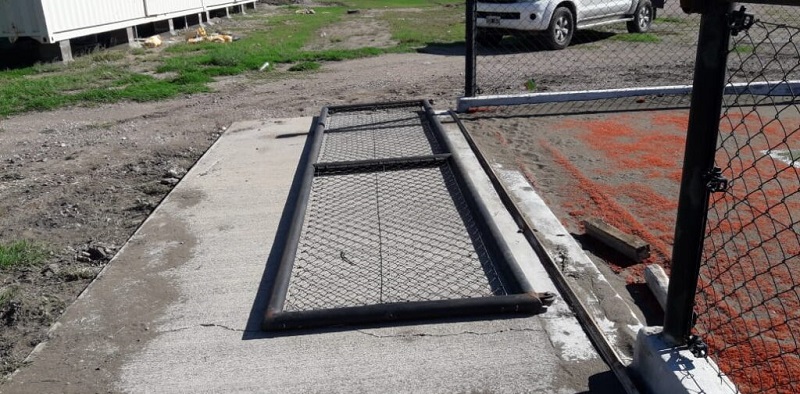 Destrozos en Paseo Los Pioneros y en la cancha de hockey de Monte Comán