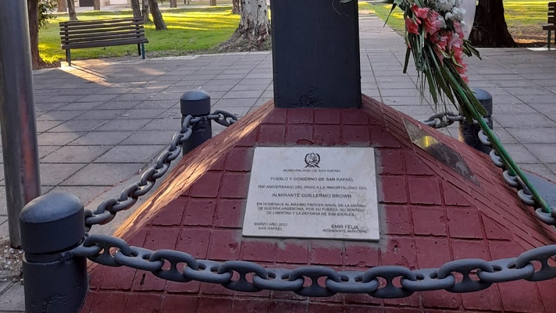 Retoques en la plaza Almirante Brown
