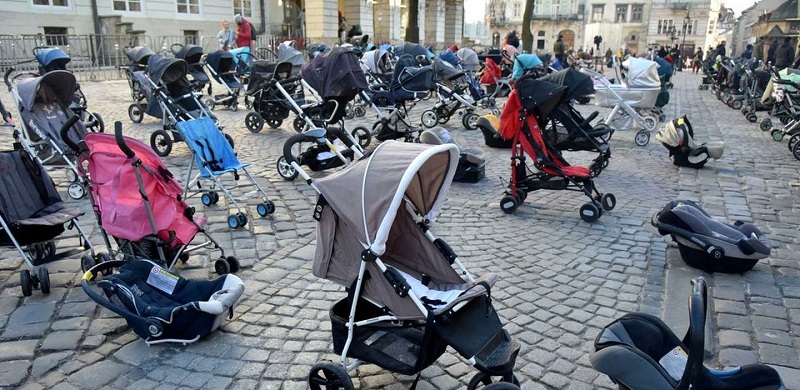 Ucrania recordó a los niños muertos en la guerra con más de 100 cochecitos de bebés vacíos