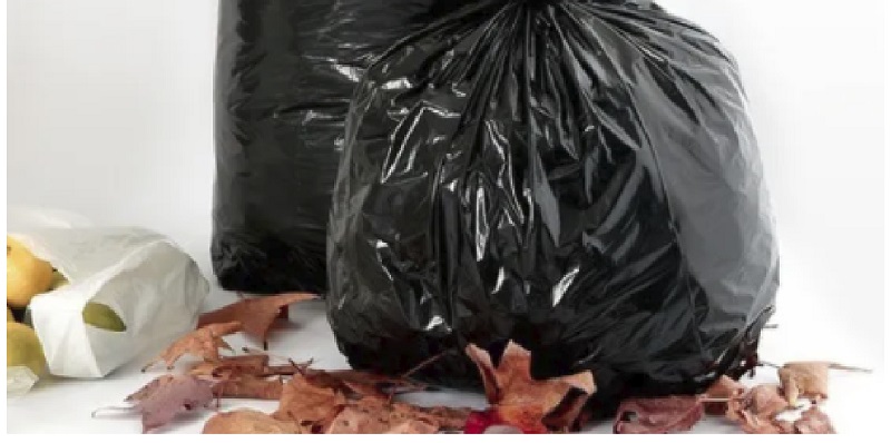 Las delegaciones municipales entregan bolsas para las hojas caídas
