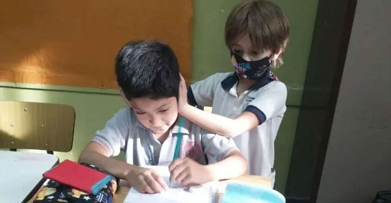 Tienen 7 años y protagonizaron una foto que se volvió viral: “¿Cómo no aprender de estos niños?”