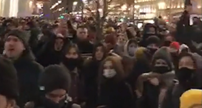 Una multitud protestó en San Petersburgo contra la guerra, mientras crece la ofensiva de Putin