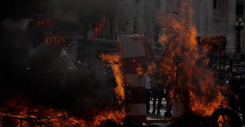 Protesta en el Congreso contra el FMI: hubo incidentes entre manifestantes y la policía