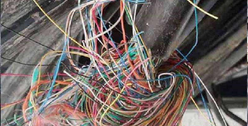 Atraparon a un hombre robando cables