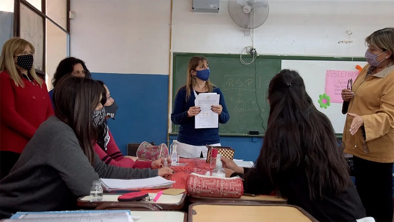 El Gobierno escolar depositará $600 millones de la ayuda para útiles e indumentaria