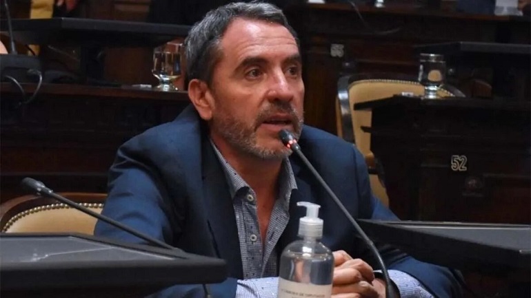 El diputado Jorge Difonso presentó un proyecto donde propuso atrasar los relojes una hora