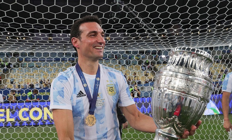 Scaloni llegó al país y se quejó por el tiempo de preparación para Qatar 2022