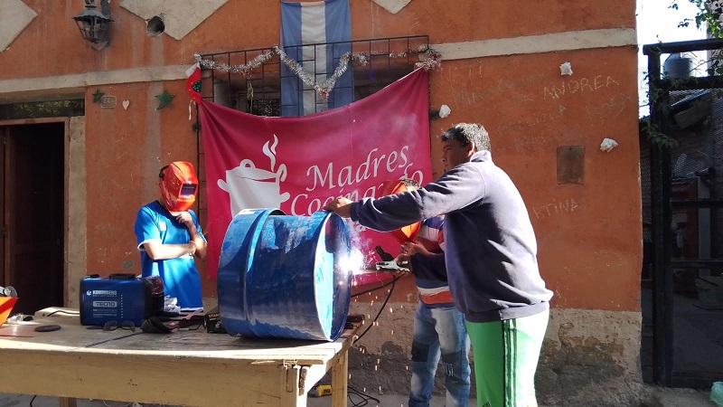 Madres Cocinando: salen las primera «Estufas Solidarias»