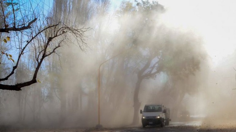 Alerta roja: el fuerte viento Zonda ya se siente en gran parte de Mendoza