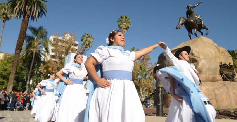 Mendoza conmemora el 25 de Mayo con una agenda federal