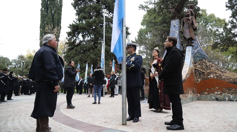 Izamiento de la Bandera y Acto Protocolar por el 25 de Mayo en la Plaza Centenario