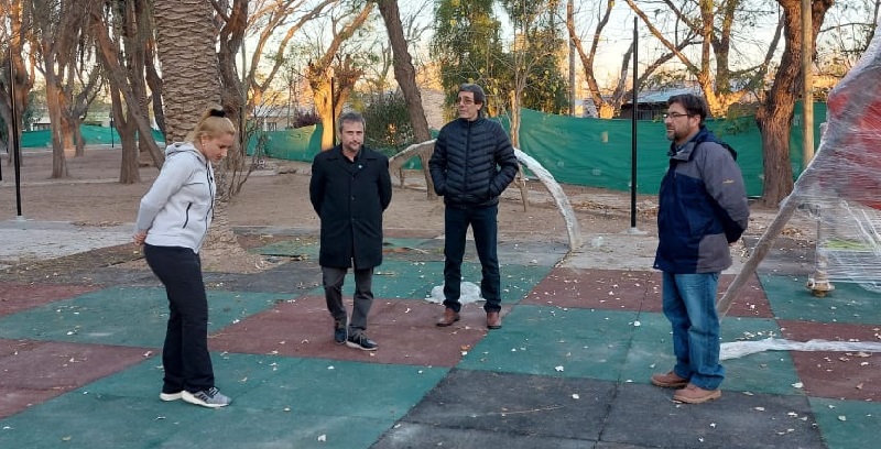 El Intendente interino recorrió obras y visitó una práctica de hockey en Cuadro Nacional
