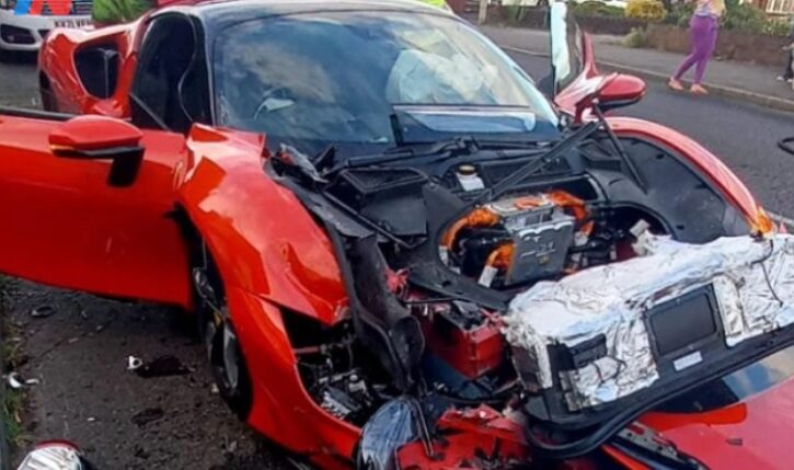 La Ferrari del millón de dólares quedó destruida tras chocar contra una fila de autos estacionados