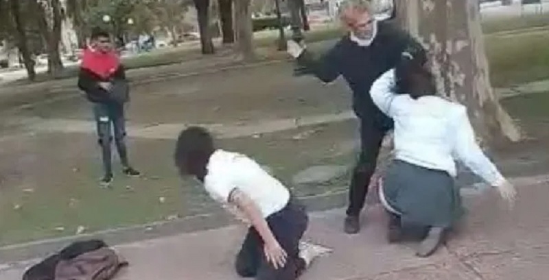 Dos alumnas se agarraron a trompadas y fueron separadas a «cachetadas» por una profesora