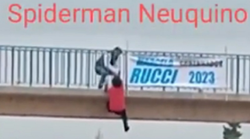 Dramático momento: estaba poniendo un cartel y quedó colgado de un puente sobre una ruta