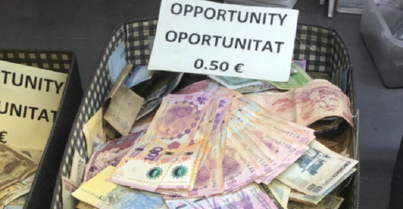 ¿Dinero o papeles?: en Europa los billetes argentinos se venden como souvenir