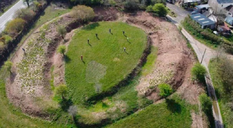 Impactante hallazgo en Inglaterra: voluntarios descubrieron un misterioso círculo de piedra de 4.800 años de antigüedad