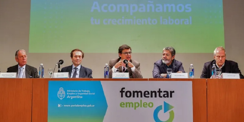 A contramano del ingreso universal, el Gobierno subsidia a empresas para generar empleo formal