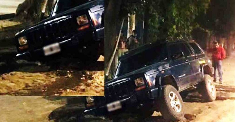 Estacionaron la camioneta en el centro de Tunuyán, cedió el suelo y se les hundió