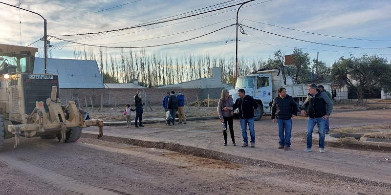 Campi, secretarios y concejales recorrieron obras de asfalto y hablaron con vecinos