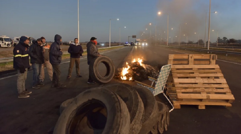 Sigue la escasez de gasoil y los camioneros continúan con las protestas