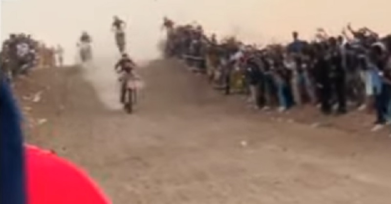 El instante del terrible accidente en una competencia de motocross en Piura: un joven de 18 años murió