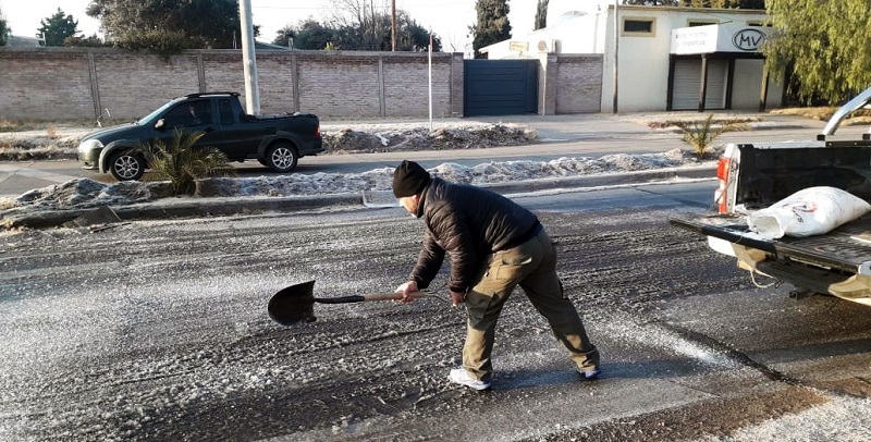 Defensa Civil esparce sal para evitar congelamiento de calzadas