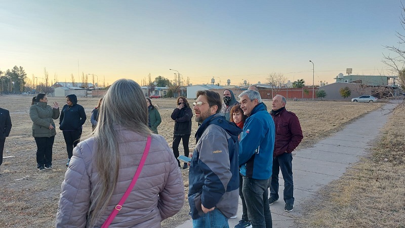 Vecinos de barrio Alberdi, conocieron detalles de la obra en la previa del asfalto