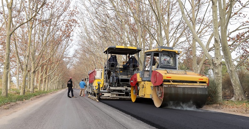 Asfaltan la avenida central del parque Mariano Moreno