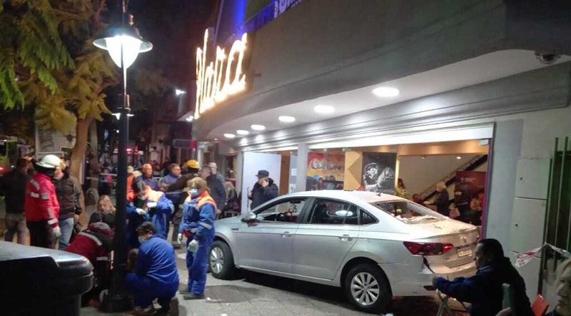 Un auto chocó contra el teatro Plaza: hubo 23 heridos y tres están graves. Video