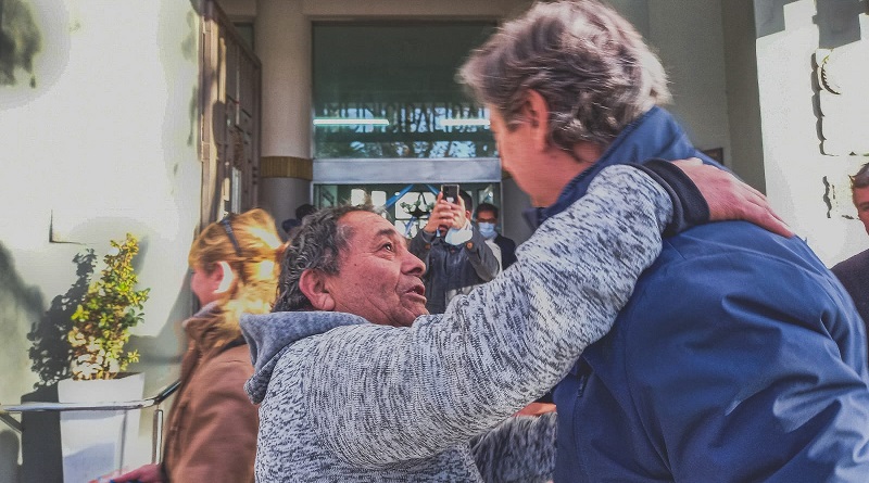 Emir Félix recibió el cariño de vecinos y empleados en su vuelta a la Intendencia