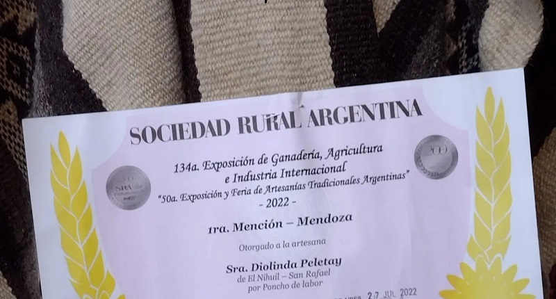 Sanrafaelina tejió uno de los mejores ponchos del país