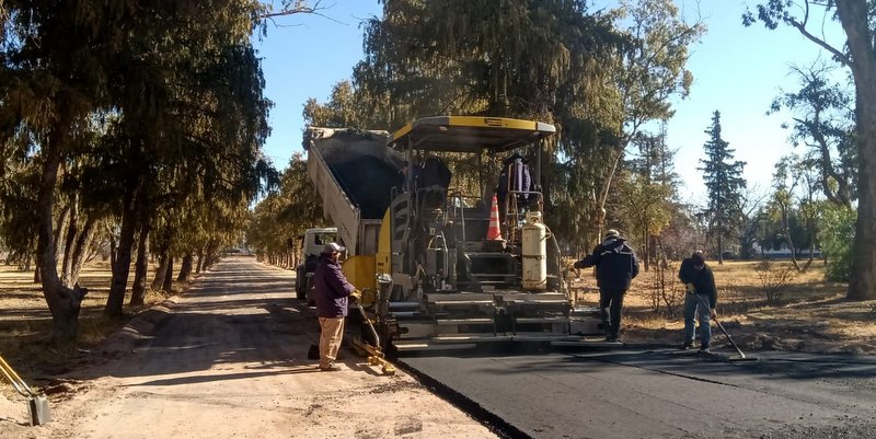 Se asfaltan colectoras de Balloffet y el circuito de la Laguna del Parque Moreno
