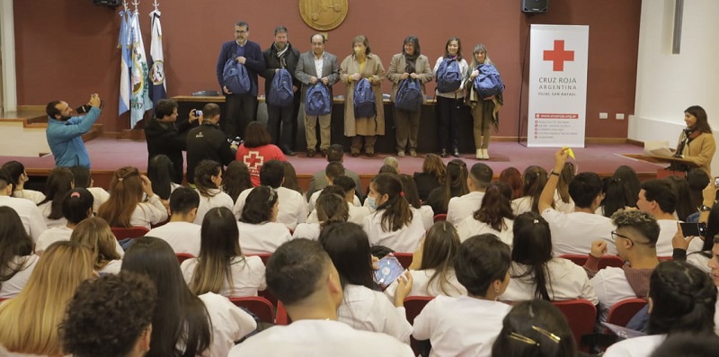 Entregaron mochilas técnicas a estudiantes de enfermería