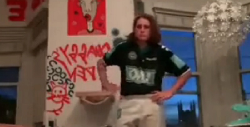 Furor en las redes: la nieta de Joe Biden se puso la camiseta de Independiente Rivadavia