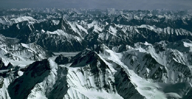 Cementerio de aviones y miedo en la cúspide del mundo: por qué ninguna compañía aérea cruza la cordillera del Himalaya