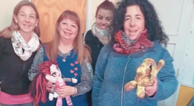Voluntarias de Cáritas elaboran juguetes y muñecos para un Jardín Maternal