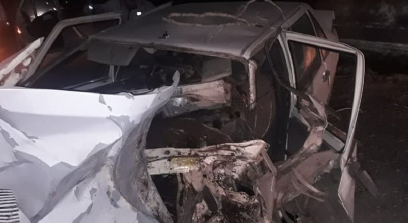 Tremendo choque contra un árbol, se salvó de milagro