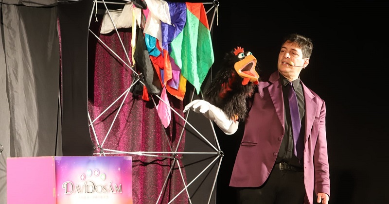 La magia cautivó a chicos y grandes en el Teatro Roma