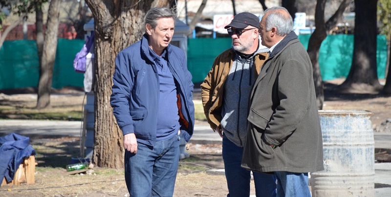 Emir Félix supervisó obras en la Plaza de Pueblo Diamante